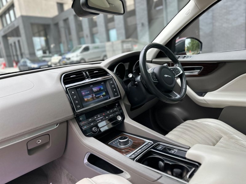 JAGUAR F-PACE