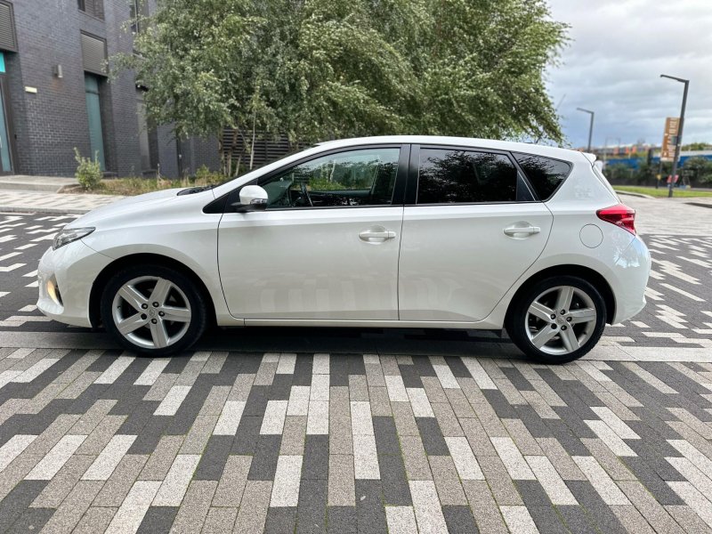 TOYOTA AURIS